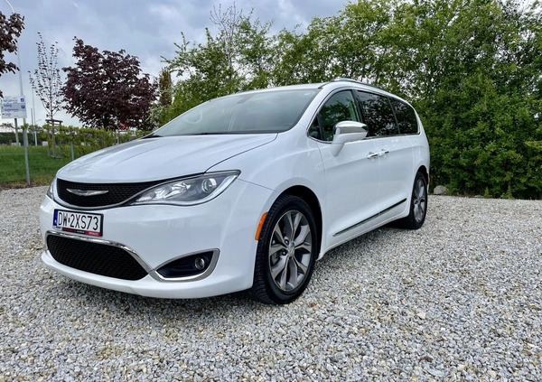 Chrysler Pacifica cena 139900 przebieg: 120000, rok produkcji 2020 z Krosno małe 704
